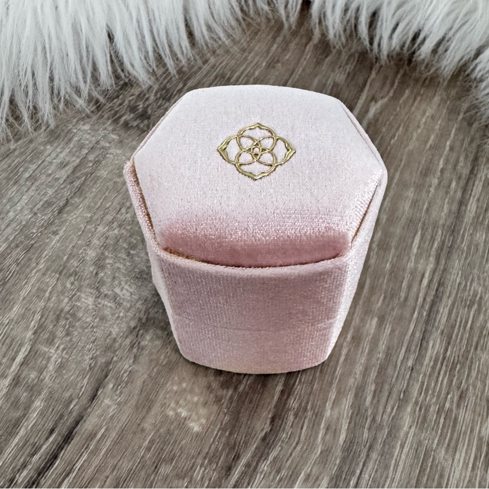 💝 KENDRA SCOTT Davis Small Jewelry Box in Light Pink Velvet